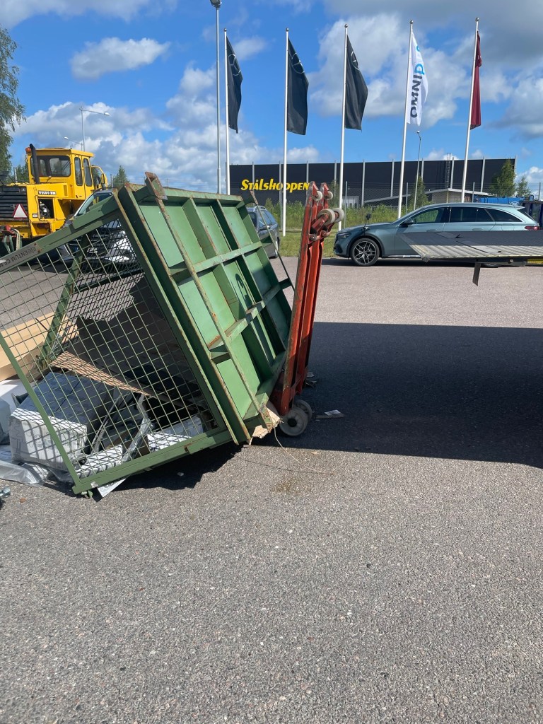 Föraren hade marginalerna på sin sida. Sekunden efter att föraren landade slog Mercedespallen i backen 